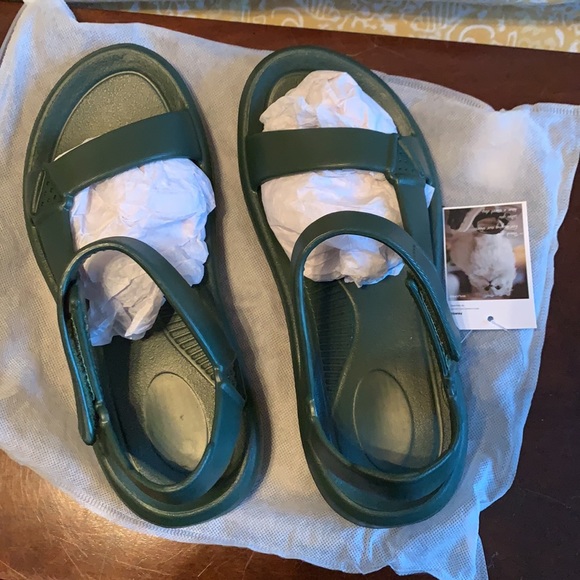 Brand New!  Green Lightweight Foam walking sandals - Picture 2 of 3